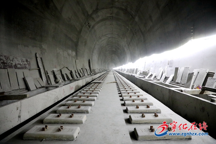 【工業基地?活力新城】浦梅鐵路蓮花山隧道完成無砟軌道鋪設