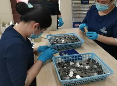 40袋硬幣換紙幣 銀行調(diào)配4名員工一周才能清點完