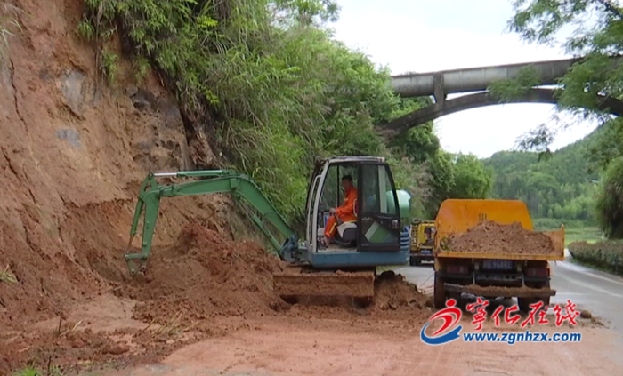 【滿意在三明】寧化一路段突發山體滑坡 公路部門緊急處置