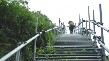 “懸崖村”90后媳婦:努力供孩子們上大學 讓他們自由自在戀愛