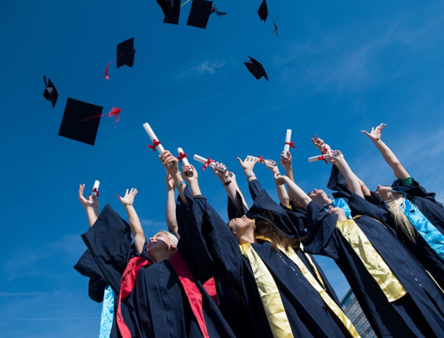 教授被裁、多所百年高校永久關(guān)閉……歐美高校怎么了?