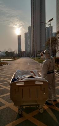 "看夕陽"老人回故地：想念醫療隊的孩子