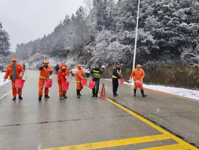 福建省各地落實寒潮防御 保障交通安全通暢