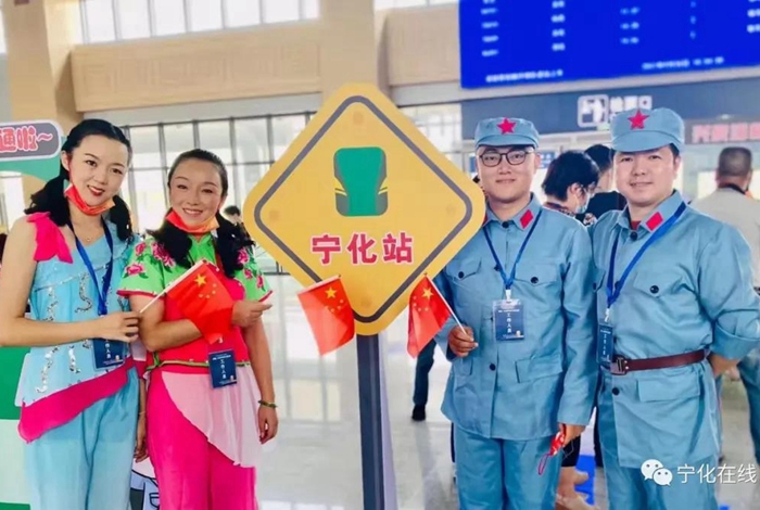 火車首發日，寧化志愿服務上火車，客家山歌一路行！