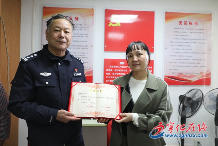 黃曉文:愛心助學(xué) 呵護(hù)“春蕾”