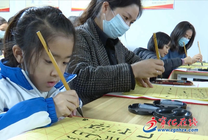 城郊鎮(zhèn)東山社區(qū):舉辦書法培訓(xùn) 豐富社區(qū)生活