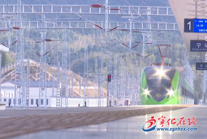 興泉鐵路開行首趟復興號動車組列車