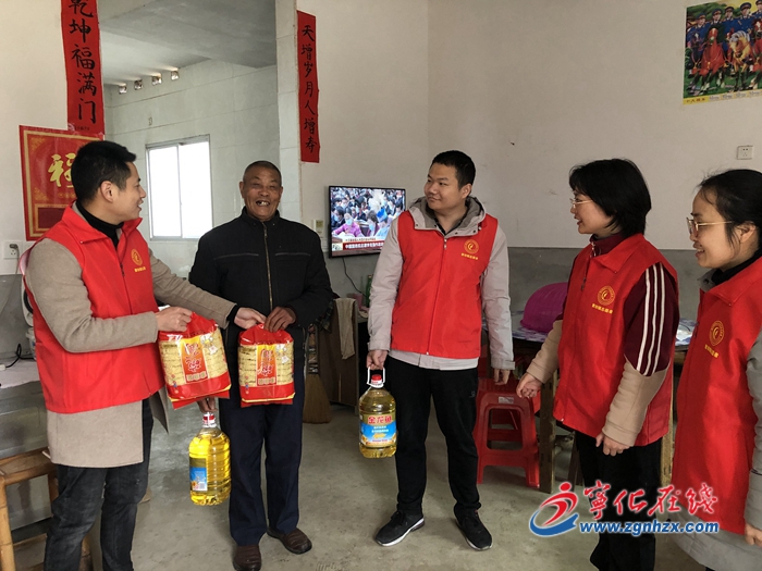 寧化曹坊鎮：學習雷鋒送溫暖