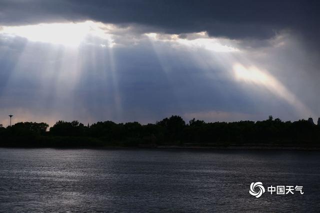 視覺效果震撼!哈爾濱“流光瀑布”美出新高度