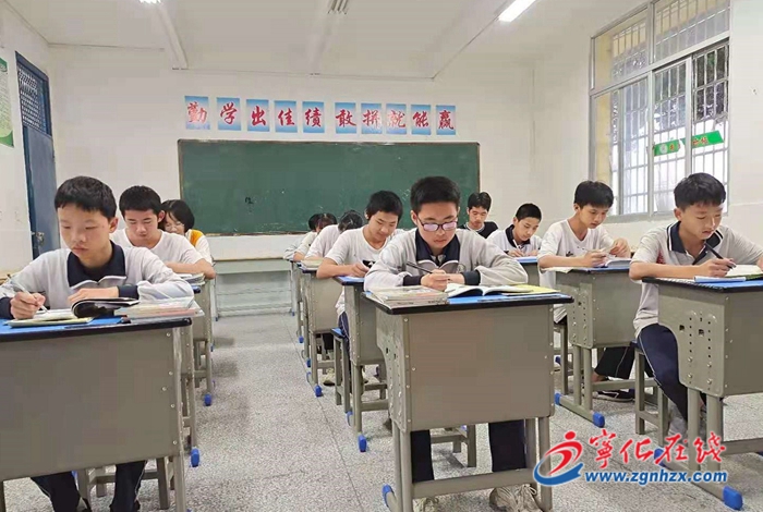 寧化三中愛心校友捐贈課桌椅200套