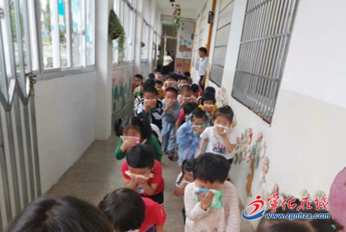 寧化縣濟(jì)村中心學(xué)校舉行火災(zāi)避險(xiǎn)應(yīng)急疏散演練