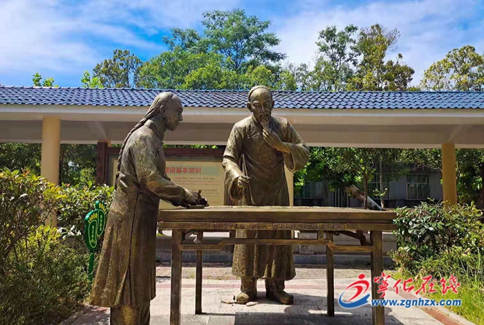 寧化三中校友向母校捐贈伊秉綬雕像