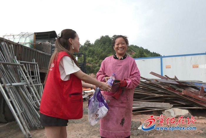 寧化：為鐵路一線建設(shè)者送“清涼”