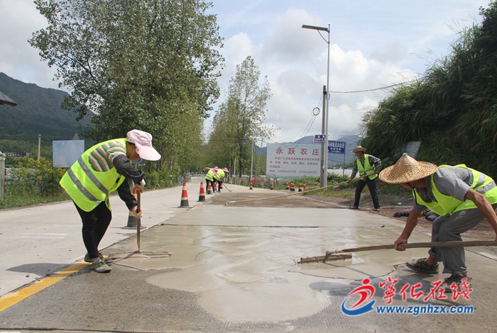 寧化：處置路面病害 方便群眾出行