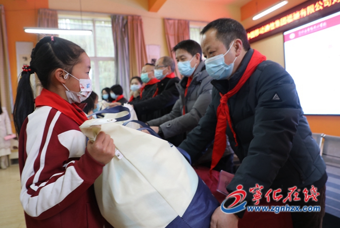 愛心企業捐贈被服情暖校園