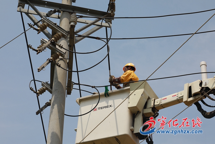 寧化：戰(zhàn)高溫，電力工人堅(jiān)守一線