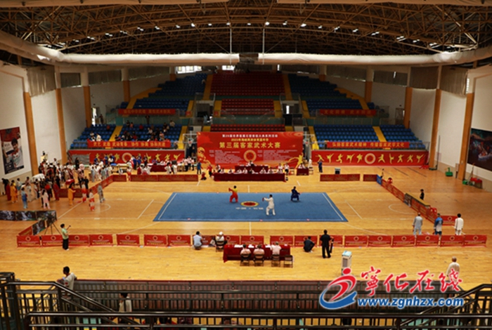 100名武術愛好者迎考秀拳腳