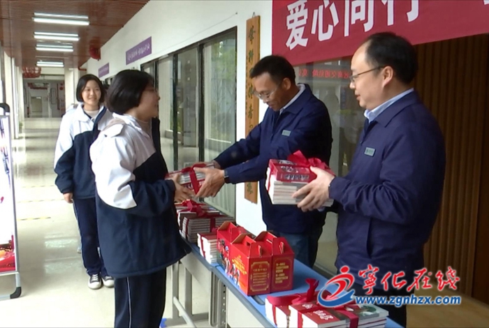 寧化:愛心圖書進學(xué)校 公益捐贈暖人心
