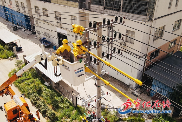 國網寧化縣供電公司:高溫“蒸煮”模式帶電作業 捍衛清涼一夏