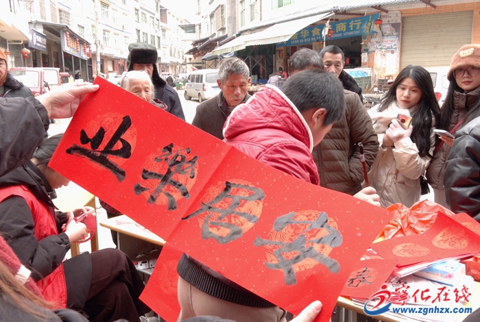 新春走基層|迎新春送春聯(lián),濃濃“年味”暖人心