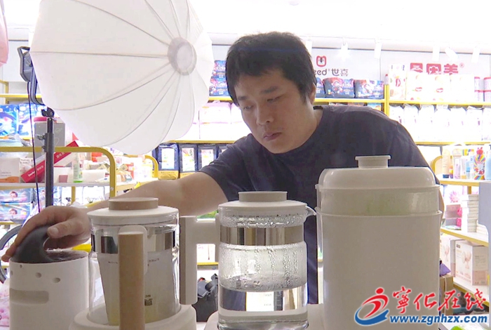 自強模范張祖彬:直面挑戰 逐夢電商