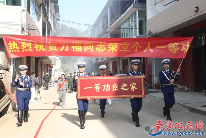 “世界冠軍”萬福：從武警戰士到消防英雄 汗水鑄就不忘初心