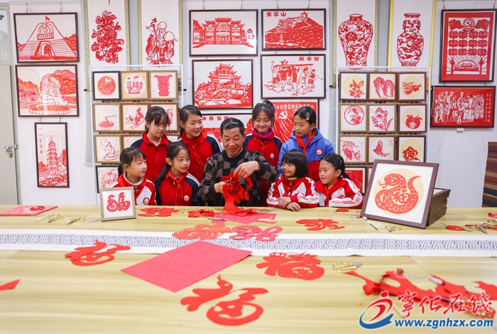 寧化縣：傳承客家剪紙藝術，共剪蛇形福字
