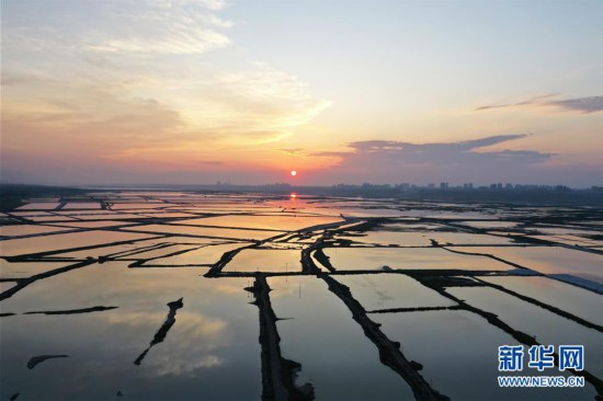 秋日鹽湖美如畫