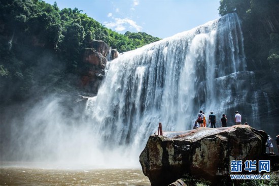 壯美瀑布迎客來