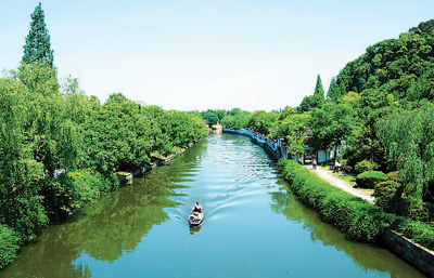 船行東湖有意趣